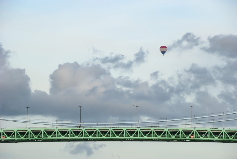 luftballong över bro 